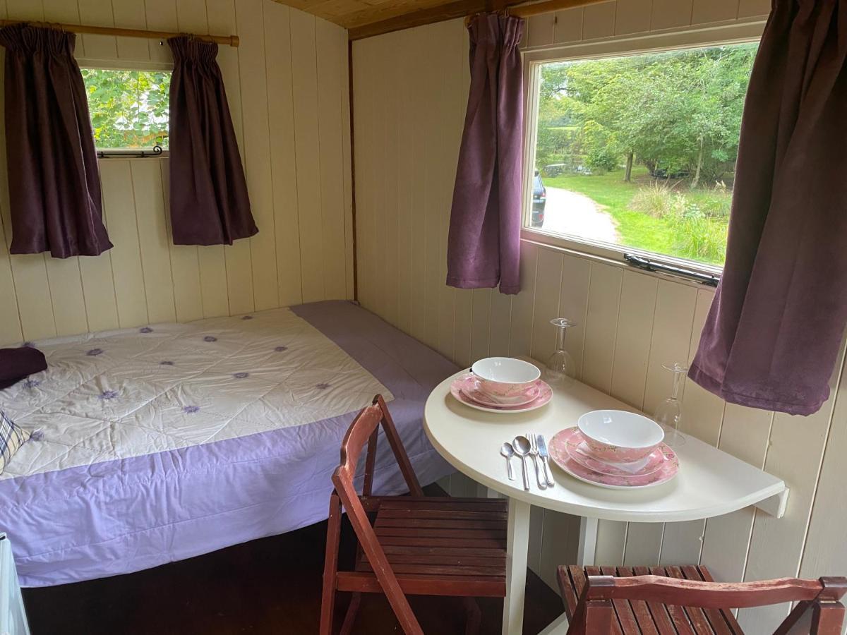 The Shepherd'S Hut - Wild Escapes Wrenbury Off Grid Glamping - Ages 12 And Over Baddiley Exteriör bild