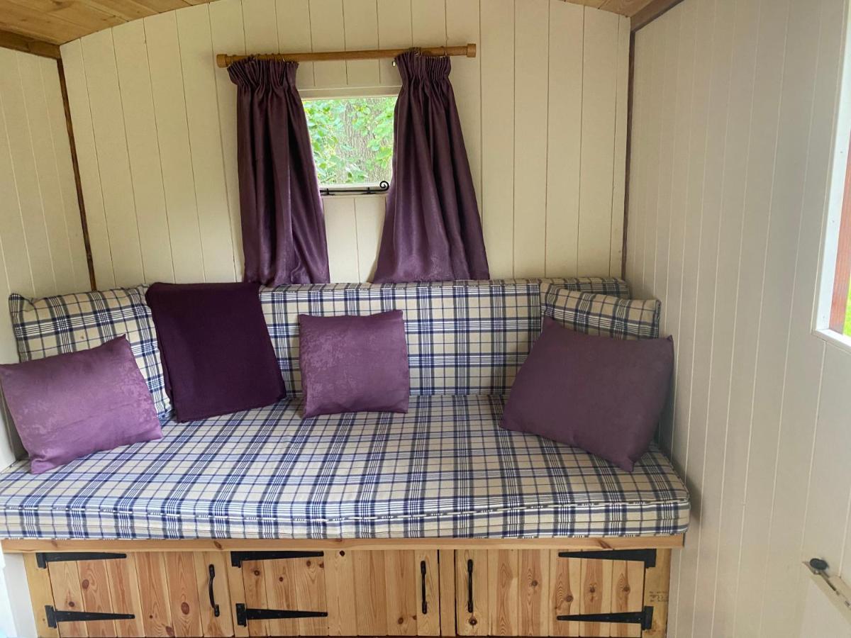 The Shepherd'S Hut - Wild Escapes Wrenbury Off Grid Glamping - Ages 12 And Over Baddiley Exteriör bild