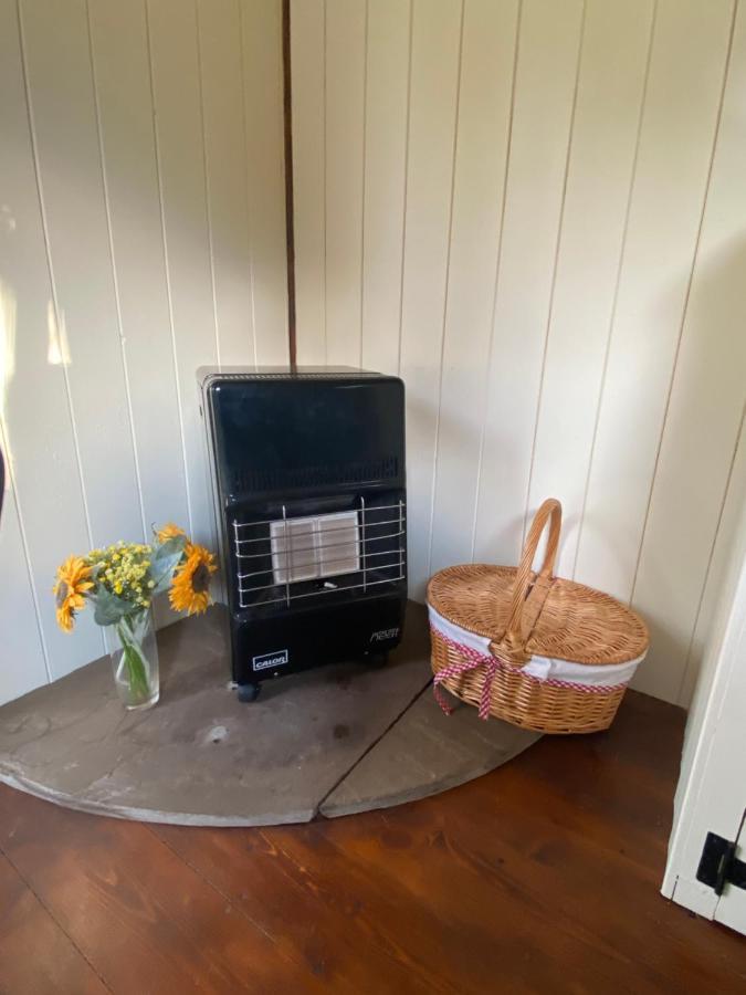The Shepherd'S Hut - Wild Escapes Wrenbury Off Grid Glamping - Ages 12 And Over Baddiley Exteriör bild