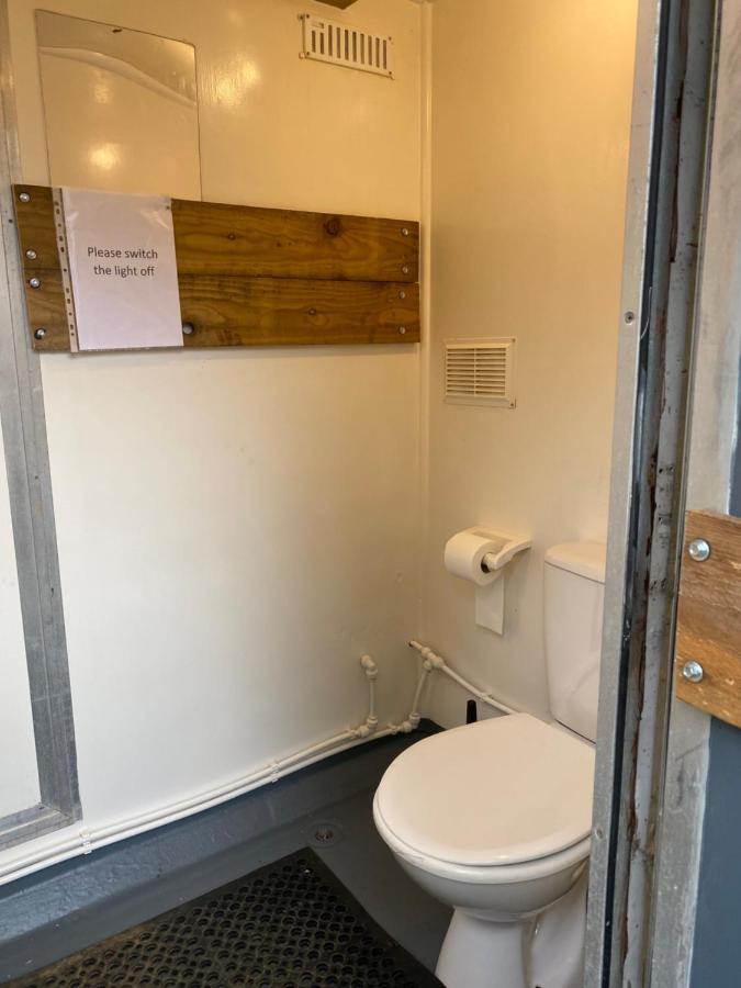 The Shepherd'S Hut - Wild Escapes Wrenbury Off Grid Glamping - Ages 12 And Over Baddiley Exteriör bild