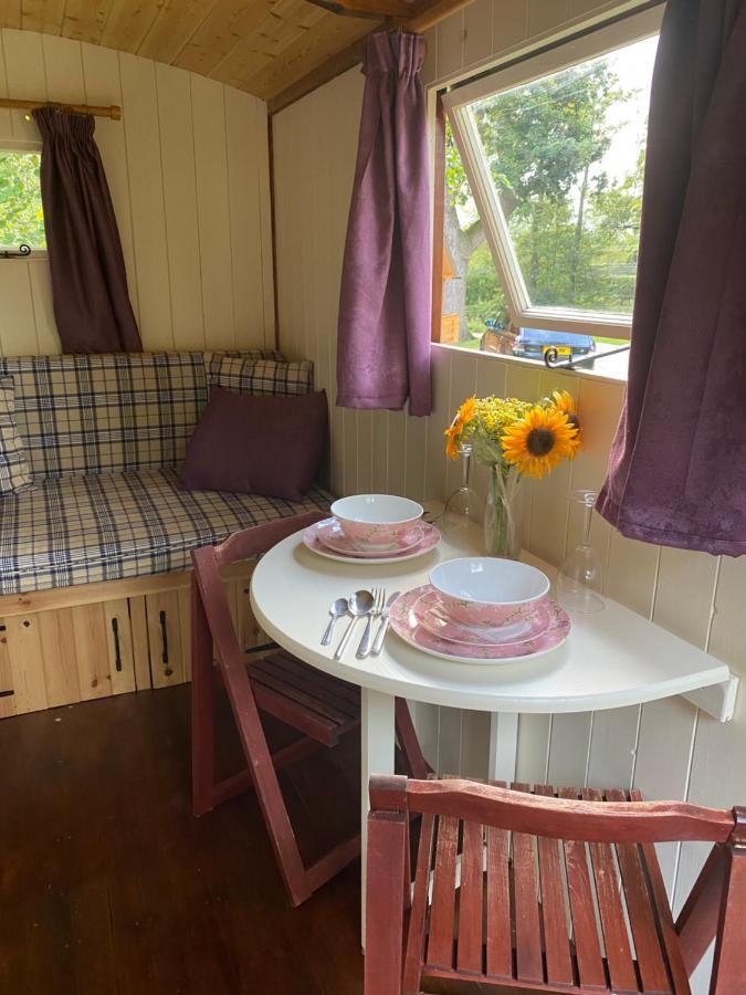 The Shepherd'S Hut - Wild Escapes Wrenbury Off Grid Glamping - Ages 12 And Over Baddiley Exteriör bild