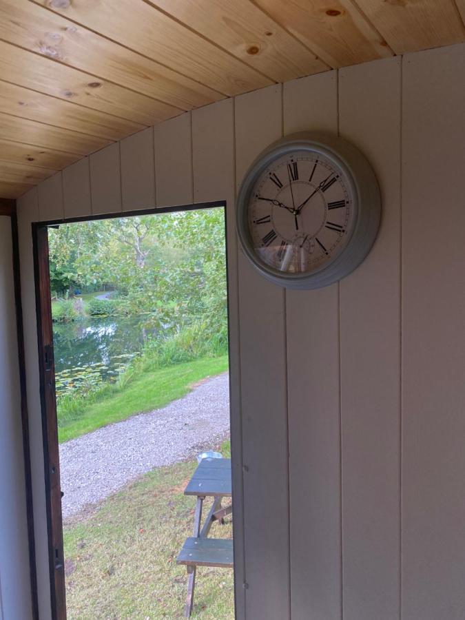 The Shepherd'S Hut - Wild Escapes Wrenbury Off Grid Glamping - Ages 12 And Over Baddiley Exteriör bild
