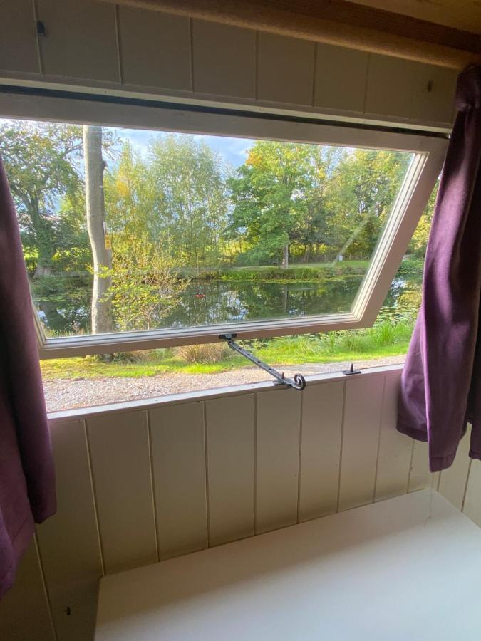 The Shepherd'S Hut - Wild Escapes Wrenbury Off Grid Glamping - Ages 12 And Over Baddiley Exteriör bild